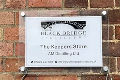 Ekipa Shanghai Boben obišče destilarno Black Bridge v Združenem kraljestvu z ...